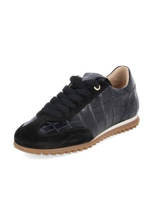 Zwarte sneaker met krokodillenstructuur, suède teenkap, dikke zwarte veters, beige binnenvoering en bruine rubberen zool met grip patroon.