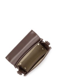Borsa a tracolla in pelle marrone con flap aperto, che mostra l'interno beige e piccoli chiodini metallici all'interno.