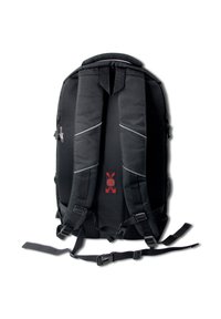 Zwarte rugzak met een gevoerd mesh achterpaneel en banden, verstelbare borst- en heupriemen, reflecterende accenten en een detail met een rood logo.