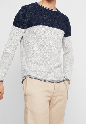 Navy und grauer Strickpullover mit einem horizontalen Farbblockdesign, strukturierter Textiloberfläche, Rundhalsausschnitt und kontrastierendem Saum sowie Bündchen.