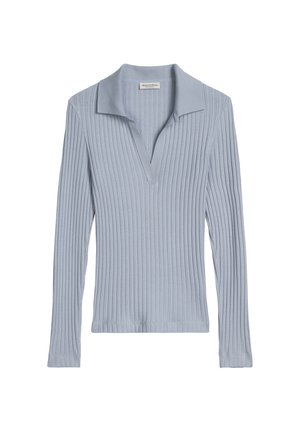 Hellblaues, geripptes Langarm-Strickoberteil mit weitem Kragen und tiefem V-Ausschnitt, auf weißem Hintergrund dargestellt.