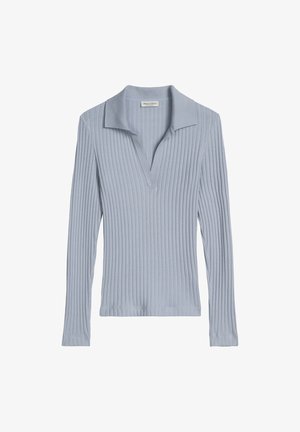 Lichtblauw geribd gebreid shirt met lange mouwen, een brede kraag en een diepe V-hals, weergegeven op een witte achtergrond.