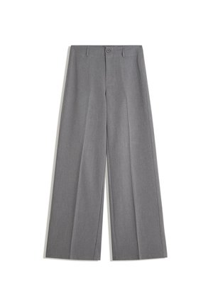 Pantalons larges gris en tissu texturé, avec une fermeture à bouton à l'avant et deux poches latérales.