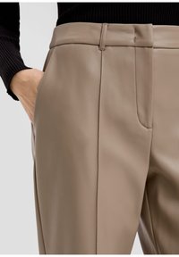 Beige leren broek met een gladde structuur, hoge taille en zijzakken. Kenmerkt zich door minimalistische stiksels en een getailleerde pasvorm.