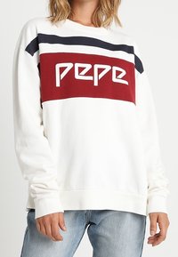 Felpa bianca con strisce rosse e blu navy sul petto, con il testo "PEPE" in grassetto bianco. Tessuto morbido e vestibilità rilassata.