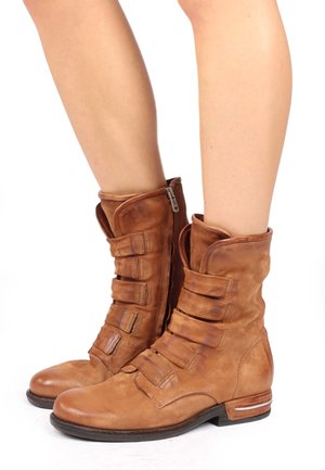 Braune Leder-Stiefeletten mit strukturierter Oberfläche, Seitenreißverschluss und mehreren horizontalen Riemen an der Vorderseite. Robuster Absatz.