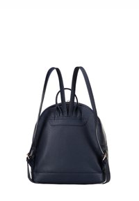 Zaino in pelle navy con finitura testurizzata, forma arrotondata, doppie spalline, manico superiore e tasca posteriore per il storage.