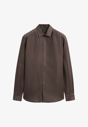 Bruine lange mouwen shirt met een gladde textuur, knoopsluiting aan de voorkant en een klassieke kraag. Het shirt heeft zes bijpassende knopen en een strakke pasvorm.