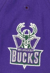 Mitchell & Ness MILWAUKEE BUCKS NBA TEAM SCRIPT VERSTELLBARE GEBOGENE SNAPBACK - Cap - lila