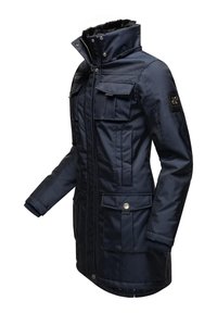 Marineblauwe parka jas van glad, glanzend materiaal. Voorzien van een hoge kraag, meerdere voorzakken en ribgebreide manchetten. Zilverkleurige hardware accenten.