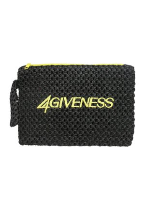 Borsetta nera intrecciata con una cerniera gialla e la parola "4GIVENESS" ricamata in giallo sul davanti.