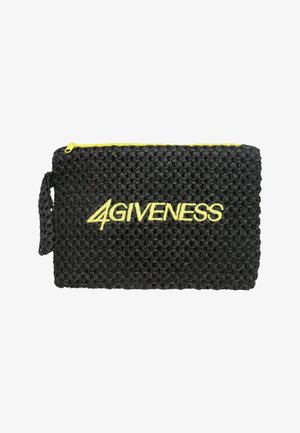 Borsetta nera intrecciata con una cerniera gialla e la parola "4GIVENESS" ricamata in giallo sul davanti.