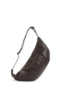 Braune Leder-Hobo-Tasche mit einem lässigen Design, einer geschwungenen Form, verstellbarem Tragegurt und einer goldfarbenen Reißverschlusstasche an der Seite. Glatte Textur.