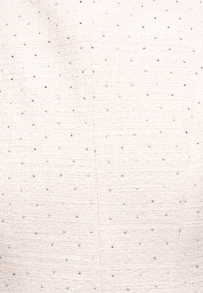 Απαλό ροζ υφασμάτινο ύφασμα με διακριτικό μοτίβο πλέγματος και μικρές, ομοιόμορφα τοποθετημένες ασημένιες τρουκς σε όλο το ύφασμα.