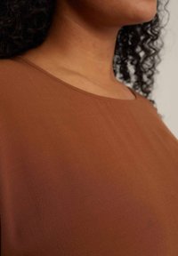WE Fashion CURVE - Basic póló - brown