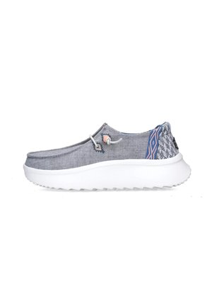Scarpa grigia slip-on con tomaia in tessuto testurizzato, suola in gomma bianca e dettagli colorati a motivo sul tallone e sui lati.
