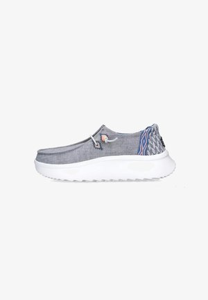 Scarpa grigia slip-on con tomaia in tessuto testurizzato, suola in gomma bianca e dettagli colorati a motivo sul tallone e sui lati.
