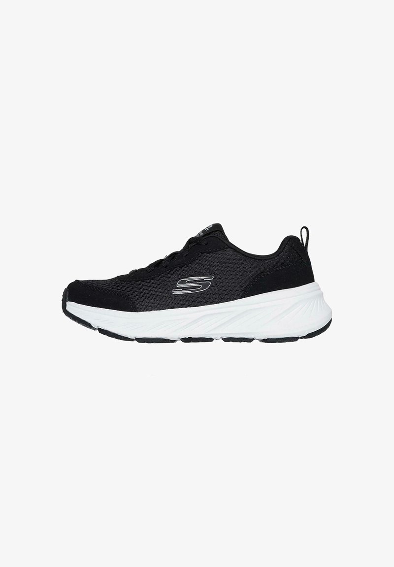 Zapatilla deportiva negra con parte superior de malla, mediasuela blanca y suela exterior de goma negra. Presenta un logo en el lateral y cordones para el cierre.