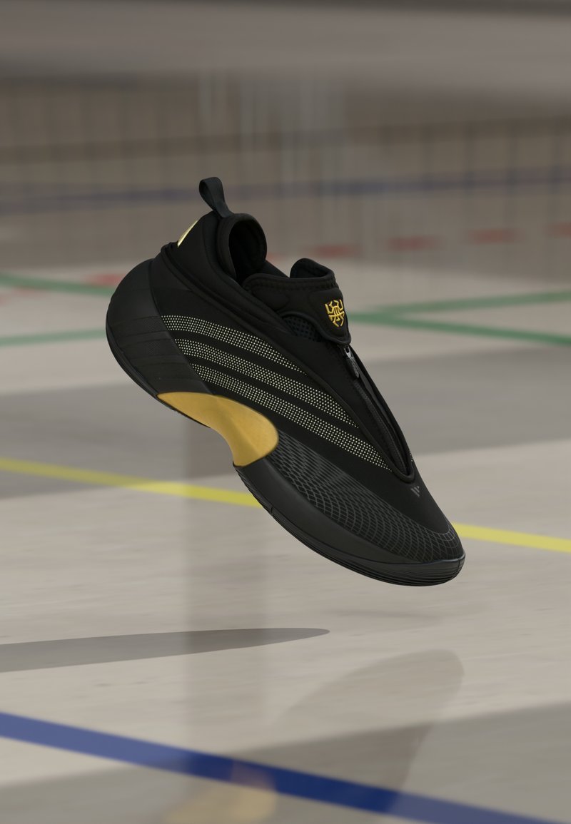 Czarny but sportowy o smukłym designie, wyposażony w zamek błyskawiczny, teksturowane wzory, złote akcenty i zaokrągloną podeszwę.