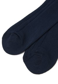 Calzini a coste blu navy con una texture liscia e sezioni rinforzate sulle dita e sul tallone, progettati per comfort e durata.