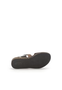 Sandal noire avec deux larges lanières, semelle en caoutchouc texturée et semelle intérieure de couleur claire. Présente un logo imprimé sur la semelle extérieure.
