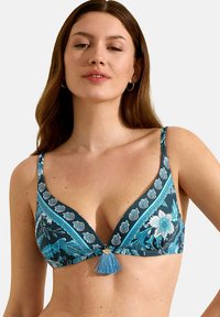 Triangel bikinitop met blauwe bloemen- en paisleypatronen, verstelbare banden en een decoratieve kwastdetail aan de voorkant.