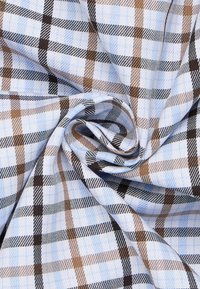 Lichtblauw geweven stof met een ruitpatroon met bruine en zwarte lijnen. De textuur is glad en heeft een zachte vallende vorm.