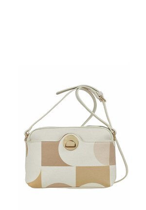 Sac bandoulière rectangulaire avec sangle réglable, motif géométrique beige et crème, et fermoir rond doré sur le devant.
