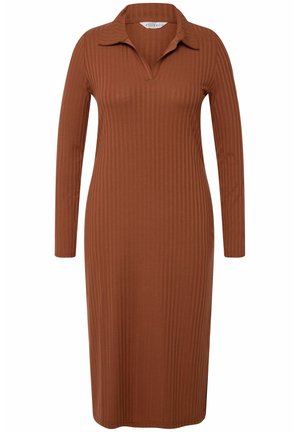 Hnědé žebrované šaty s dlouhým rukávem, polo límcem a výstřihem do V, s přiléhavým střihem a délkou do poloviny lýtek.