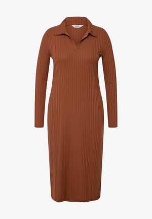 Bruine geribbelde jurk met lange mouwen, een polokraag en een V-halslijn. De jurk heeft een getailleerd silhouet en een lengte tot halverwege de kuit.