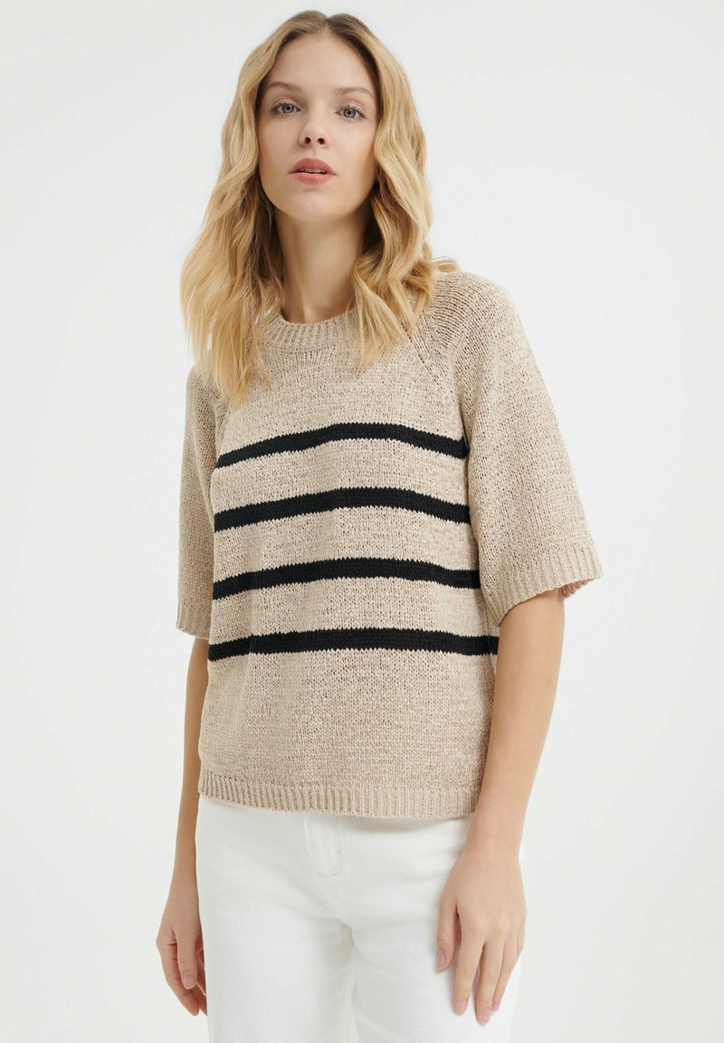 Beiger Strickpullover mit schwarzen horizontalen Streifen, kurzen Ärmeln, rundem Halsausschnitt und geripptem Saum. Strukturierter Stoff mit legerem Schnitt.