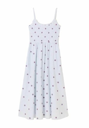 Hvid ærmeløs midikjole med tynde stropper, smocket krop og små røde og blå blomster spredt over det hele.