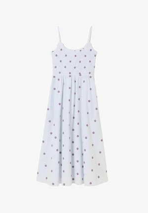 Hvid ærmeløs midikjole med tynde stropper, smocket krop og små røde og blå blomster spredt over det hele.