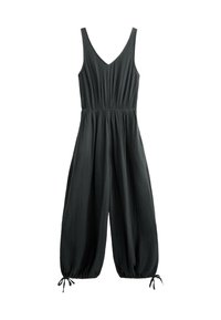 Temno siva brezrokavna kombinezonska obleka z V-izrezom, nabranim pasom in elastičnimi manšetami na gležnjih. Narejena iz lahkotnega, teksturiranega materiala.