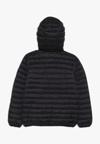 Svart pufferjacka med kviltad design, fastsydd huva, elastiska ärmslut och en strömlinjeformad siluett. Slät, matt yta.