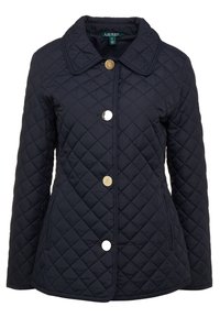 Marinblå quiltad jacka med en stor krage, prydd med guld- och silverknappar, samt en figursydd design. Tillverkad av ett slätt tyg med diagonala sömmar.