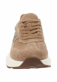 Sneaker in suede marrone chiaro con suola bianca spessa, punta arrotondata e lacci marroni abbinati, mostrato da un punto di vista frontale.