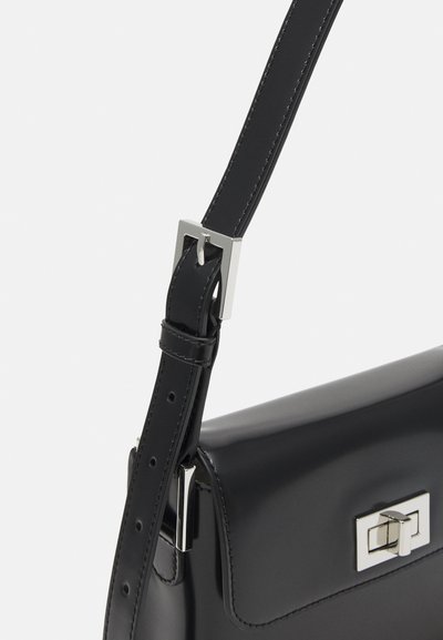 BY FAR BILLY SEMI PATENT - Τσάντα χειρός - black