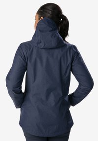 Mörkblå vattentät jacka med hög krage och fast huva, som har en slät, matt yta och skräddarsydd silhuett.