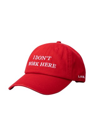 Rode honkbalpet met witte geborduurde tekst "I DON'T WORK HERE" aan de voorkant en "L.A.B." aan de zijkant.