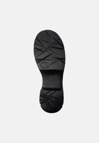 Suola di scarpa in gomma nera caratterizzata da un motivo testurizzato con linee incrociate e una zona tallone prominente, progettata per la presa e la durata.