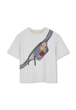T-shirt gris clair à manches courtes avec un motif imprimé représentant un sac bandoulière avec des écussons "MJ" et "Marc Jacobs" à l'avant.