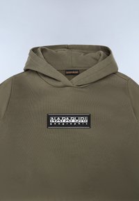 Kapuzensweatshirt in Olivgrün, mit einem schwarzen rechteckigen Logo-Patch mit weißem Text und einem glatten, strukturierten Stoff.