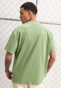 YOURTURN UNISEX BASIC OVERSIZED T-SHIRT - Paprasti marškinėliai - olive