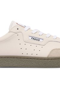 Weiße Leder-Sneaker mit Perforationen, einer Velourslederspitze und einer strukturierten grünen Gummisohle, weißen Schnürsenkeln und Markendetail.