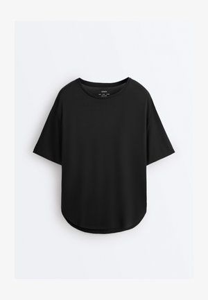T-shirt noir à manches courtes avec encolure ronde et ourlet légèrement arrondi, présenté à plat sur un fond blanc.