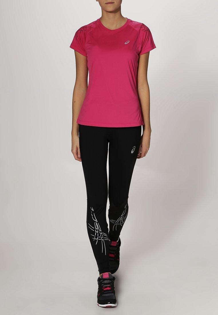 Rosa atletisk T-shirt med korta ärmar, tillsammans med svarta leggings med vita diagonala linjemönster, och svarta sportskor.