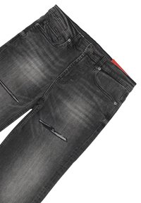 Jeans in denim nero con finitura sbiadita, caratterizzati da due tasche frontali, dettagli strappati e una vita standard con chiusura a zip.