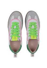 Sportliche Sneakers mit einer Kombination aus grauem Wildleder und weißem Leder, leuchtend grünen Schnürsenkeln, pinken Akzenten und einer grünen Fersenlasche.