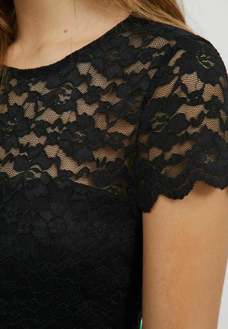 Vila - Vestito lungo da damigella con maniche con volant blu navy allacciato in vita